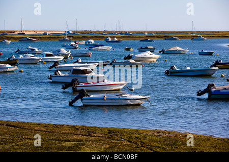 Petits bateaux à moteur dans le lagon de Ria Formosa, parc naturel de l'Algarve au large de Porto, Portugal Banque D'Images