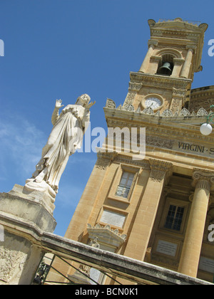 Statue devant l'église paroissiale de Santa Marija, Notre Dame de l'Assomption, Mosta, centrale de Malte, de la Méditerranée, l'Europe Banque D'Images