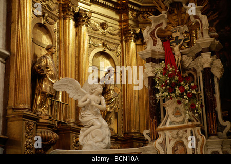 Intérieur richement décoré de l'époque baroque Notre Dame des Anges Abbey Church en Ile sur la Sorgue Provence France Europe Banque D'Images