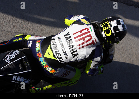 8 nouvellement couronné champion du monde quitte la voie des stands sur sa Yamaha m1 à Valence après la saison 2008 vale rossi 46 tests Banque D'Images