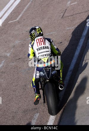 8 nouvellement couronné champion du monde quitte la voie des stands sur sa Yamaha m1 à Valence après la saison 2008 vale rossi 46 tests Banque D'Images