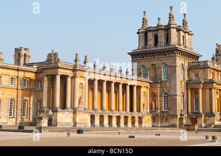 Vue sur la grande cour à Blenheim Palace Oxfordshire Banque D'Images