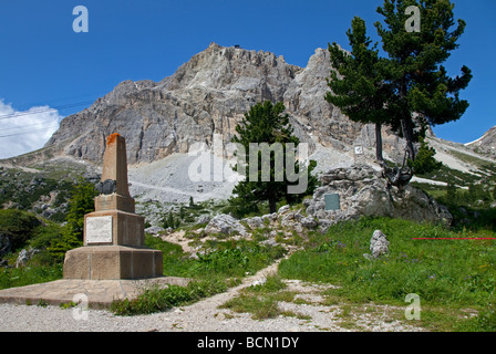 Monument et Mont Lagazuoi, Col Falzarego, Dolomites, Italie Banque D'Images