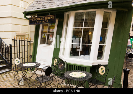 Des tables et des chaises à l'extérieur de la crooked house cafe à Windsor Berkshire UK Banque D'Images