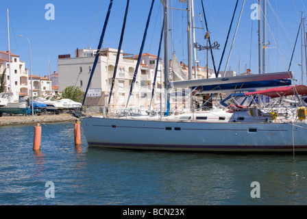 Partie du canal réseau avec Villas Bateaux privés et Moorings à Empuriabrava Costa Brava Espagne Europe Espana Banque D'Images