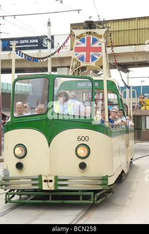 Tramway patrimoine Blackpool sur la promenade en été Banque D'Images