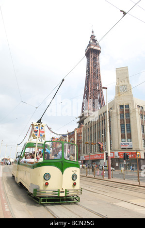 En été, le tramway historique ouvert numéro 600 se trouve devant la tour de Blackpool Banque D'Images