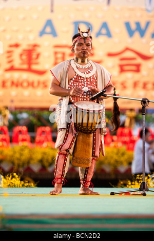 Yijidadao Singer, 2007 Taiwan Golden Melody award winner fonctionne à 2009 'UN DA WANG' Festival Cultures Indigènes à Hualien City, Taiwan Banque D'Images