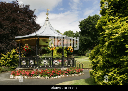 Ville de Truro, en Angleterre. Scène pittoresque de l'époque victorienne kiosque qui est situé à Truro's Victoria Gardens. Banque D'Images