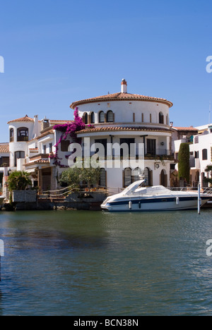 Partie du canal réseau avec Villas Bateaux privés et Moorings à Empuriabrava Costa Brava Espagne Europe Espana Banque D'Images