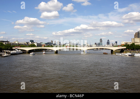 Vue vers le bas la Tamise en direction de Tower Bridge Londres Cathédrale St Paul le Gerkin et Docklands Banque D'Images