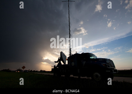 L'effet Doppler sur roues chariot DOW 7 soulève son antenne dans le sud-ouest de l'Iowa 31 Mai 2009 Banque D'Images