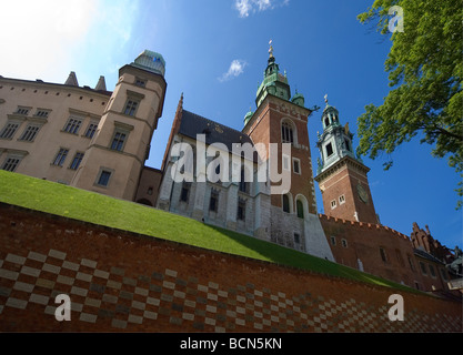 Tours de la cathédrale du Wawel de Cracovie Pologne Banque D'Images