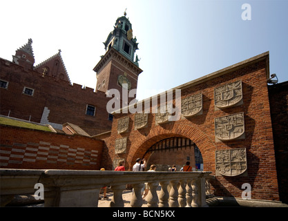 Pologne Cracovie entrée est de Wawel par Coast d'armoiries et de fortifications de la porte Banque D'Images