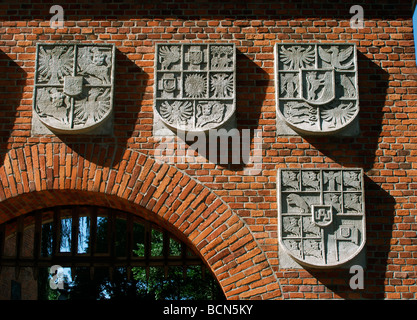 Pologne Cracovie entrée est de Wawel par Coast d'armoiries et de fortifications de la porte Banque D'Images