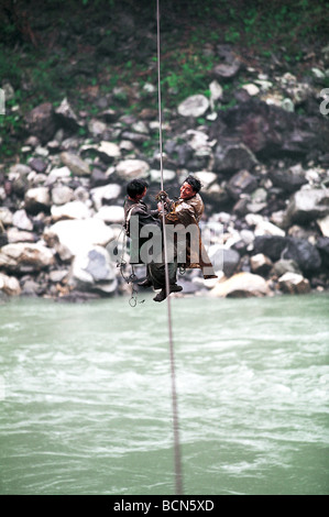 Les sections locales crossing river en utilisant la corde de suspension bridge, Bingzhongluo, Province du Yunnan, Chine Banque D'Images