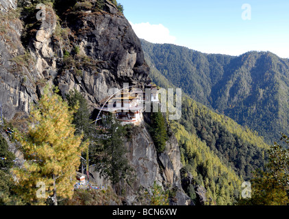 Paro Taktsang Goemba, monastère, savoir que les tigres Nest est perché à mi-flanc de montagne falaise. Banque D'Images