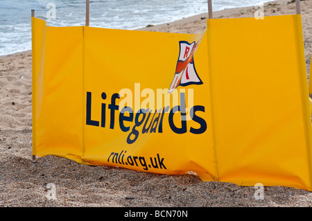 Planche de surf et vent affichant le logo de la RNLI Banque D'Images