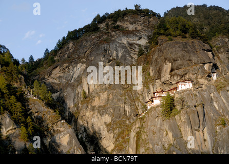 Paro Taktsang Goemba, monastère, savoir que les tigres Nest est perché à mi-flanc de montagne falaise. Banque D'Images