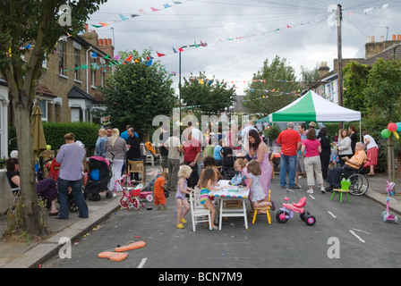 Street Party, The Big Lunch un projet communautaire Eden pour contribuer à la cohésion de la communauté. Faire de nouveaux amis. 2009. Londres 2000 UK HOMER SYKES Banque D'Images