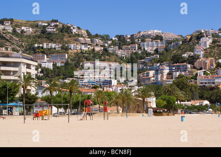 La plage et le Hillside Villas et appartements de la station balnéaire de Rosas Costa Brava Espagne Banque D'Images