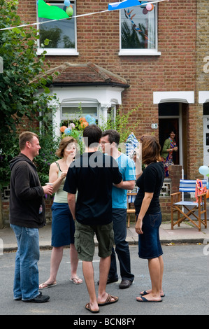 Street Party, The Big Lunch un projet communautaire Eden pour contribuer à la cohésion de la communauté. Faire de nouveaux amis. 2009. Londres 2000 UK HOMER SYKES Banque D'Images