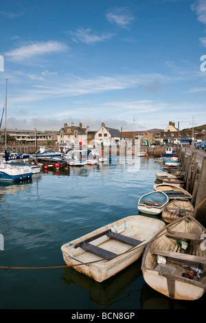 Bateaux dans le port de West Bay à Dorset Banque D'Images