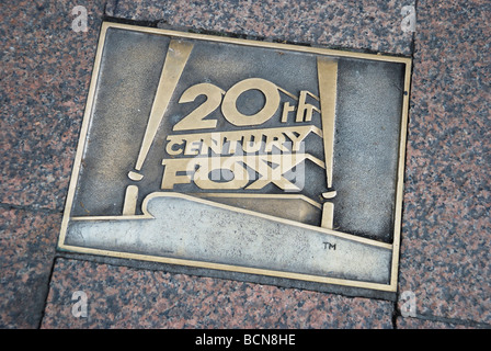 20Th Century Fox Film logo de l'entreprise sur la chaussée à Leicester Square Londres Banque D'Images