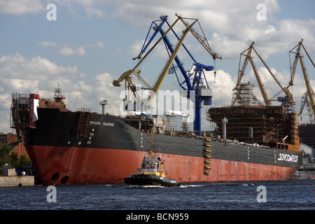 Brise-glace Mikhail Oulianov pétrolier à l'Admiralteiskiye Verfi shipyards à St.Petrersburg Russie Banque D'Images