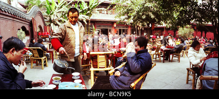Les touristes profiter de thé dans une maison de thé à l'intérieur de Temple Zhaojue, Chengdu, province du Sichuan, Chine Banque D'Images