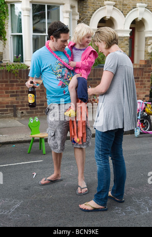 Jeune couple avec la famille de bébé Street Party, le projet Big Lunch an Eden pour aider à apporter la cohésion de la communauté. 2009. Londres 2000 UK HOMER SYKES Banque D'Images