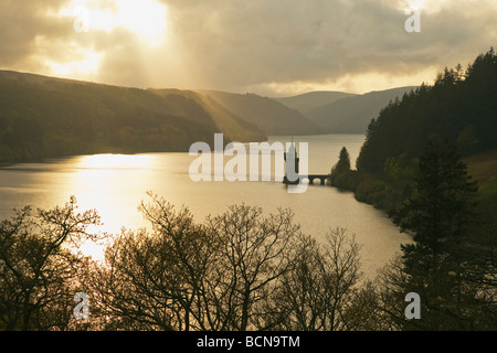 Soleil du printemps sur le lac Vyrnwy en mai Powys Pays de Galles Cymru UK Royaume-Uni GB Grande-bretagne British Isles Banque D'Images