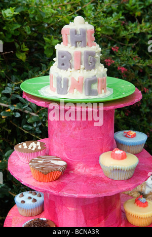 Fête de rue. Gâteau fait maison pour célébrer le Grand déjeuner, un projet Eden pour aider à rassembler les communautés locales. Londres 2009 2000 HOMER SYKES Banque D'Images