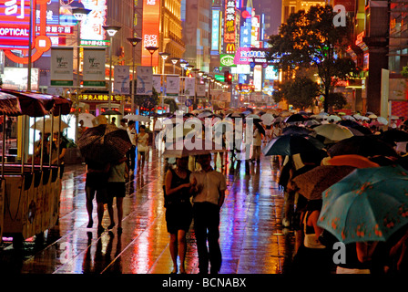 Néon réfléchissant sur la surface de la rue Nanjing, Shanghai, Chine Banque D'Images