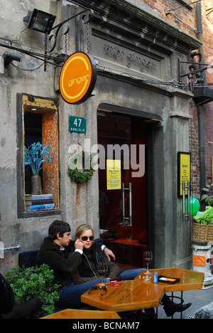 Couple étranger câlins à l'extérieur d'un restaurant branché sur Taikang Road artistique, Shanghai, Chine Banque D'Images