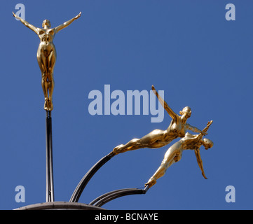 Couvert de feuilles d'or des statues d'aluminium par Rudy Weller plongée des trois grâces du toit de 1 Jermyn Street, Londres. Banque D'Images