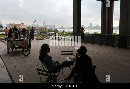 New York NY 12 Juin 2009 Les gens se détendre sur la Highline Park Banque D'Images