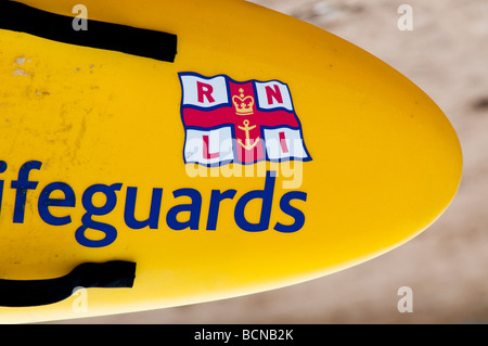 Planche de surf et vent affichant le logo de la RNLI Banque D'Images