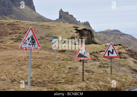 Une collection de panneaux sur la route d'Uig avec le Quiraing en arrière-plan, Skye, Scotland, UK, Europe Banque D'Images