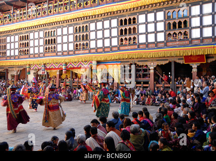 Les moines, les populations locales et les touristes regarder des danseuses à la black hat, Tsechu festival Trashigang. Trashigang Dzong, le Bhoutan Banque D'Images