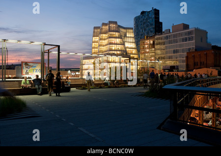 New York NY 15 juillet 2009 Soirée sur la ligne haute avec Frank Gehry s Centre d'IAC à l'horizon Banque D'Images