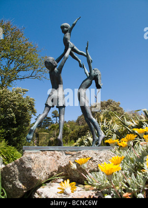 Enfants au jeu de Tresco Tresco Abbey Gardens sculpture Penzance Cornwall Angleterre GO Banque D'Images