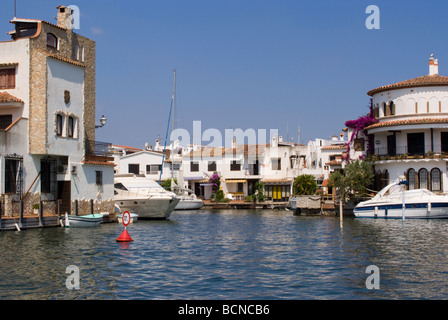 Partie du canal réseau avec Villas Bateaux privés et Moorings à Empuriabrava Costa Brava Espagne Europe Espana Banque D'Images