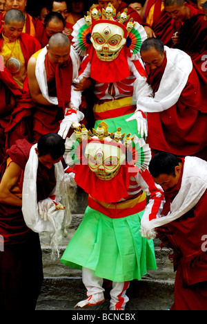 Lamas en costume et masque d'effectuer le rituel religieux au cours de danse Cham Cérémonie, Riku Gonpa, Kangding, Garzê Tibetan Banque D'Images