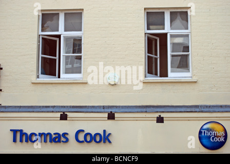 Nom et logo de la high street agence de voyage Thomas Cook, à Kingston upon Thames, Surrey, Angleterre Banque D'Images