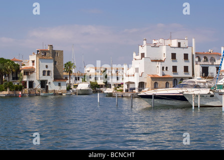 Partie du canal réseau avec Villas Bateaux privés et Moorings à Empuriabrava Costa Brava Espagne Europe Espana Banque D'Images