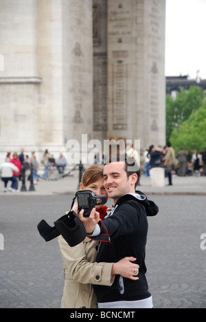 Couple taking self portrait en face de Notre Dame Paris France Banque D'Images