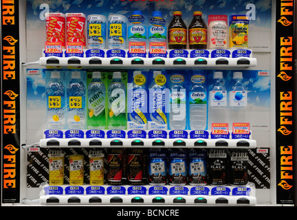 Bouteilles d'eau minérale et des boissons dans des distributeurs automatiques à Tokyo au Japon Banque D'Images