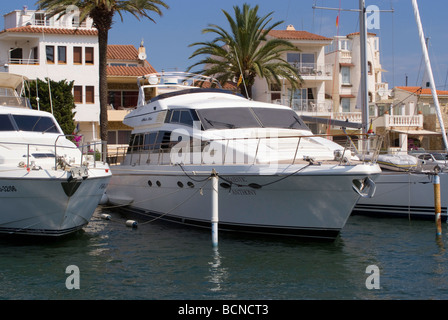 Partie du canal réseau avec Villas Bateaux privés et Moorings à Empuriabrava Costa Brava Espagne Europe Espana Banque D'Images