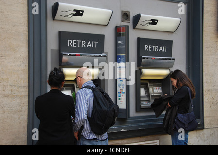 Les gens à l'aide d'un distributeur à Paris France Banque D'Images